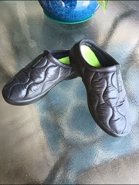 OOFOS OOcozie Thermo Mule Black Quilted Recovery Clog Slipper Sz W 11/M 9 EU 42